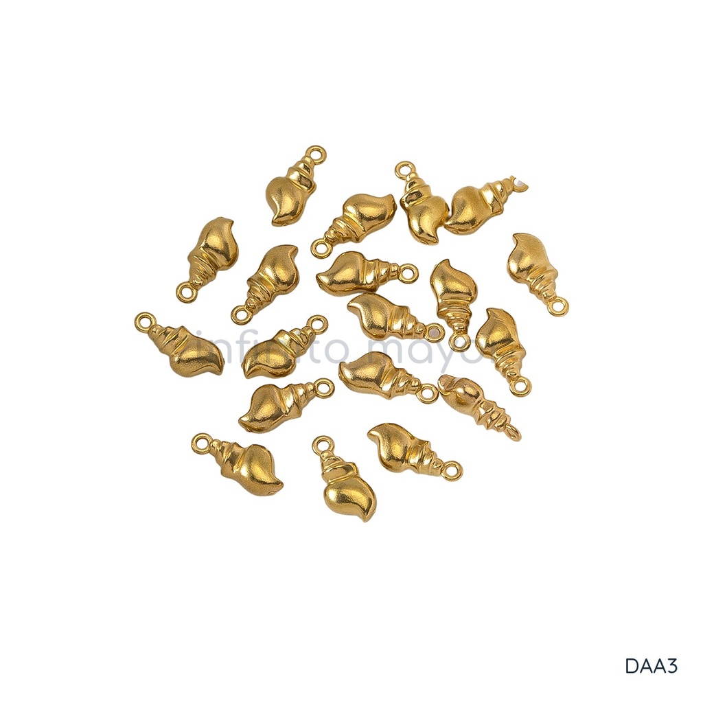 Dije dorado en forma de caracol marino con espiral en relieve y argolla superior para colgar