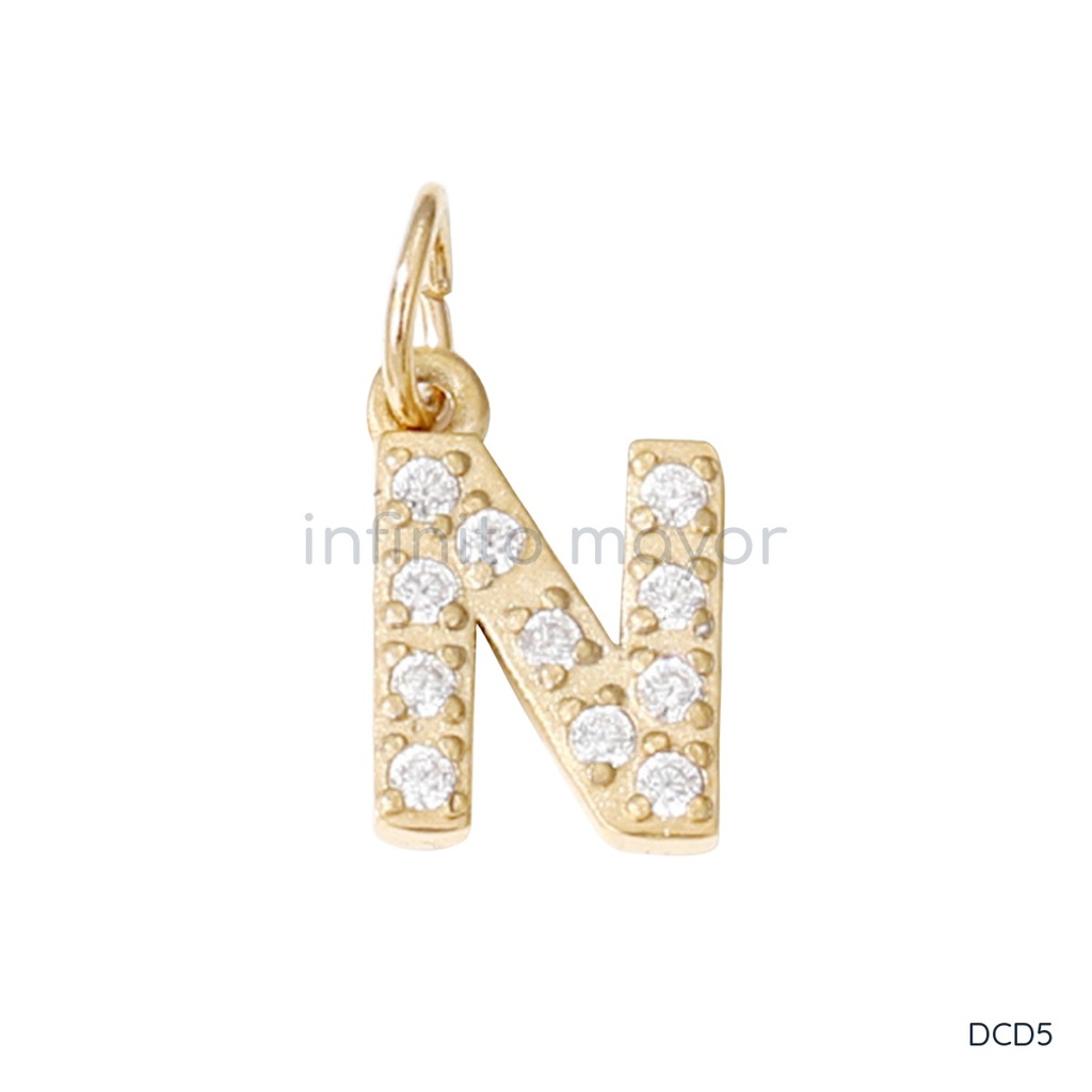 Dije dorado en forma de letra N cubierta de circonias transparentes redondas y argolla superior