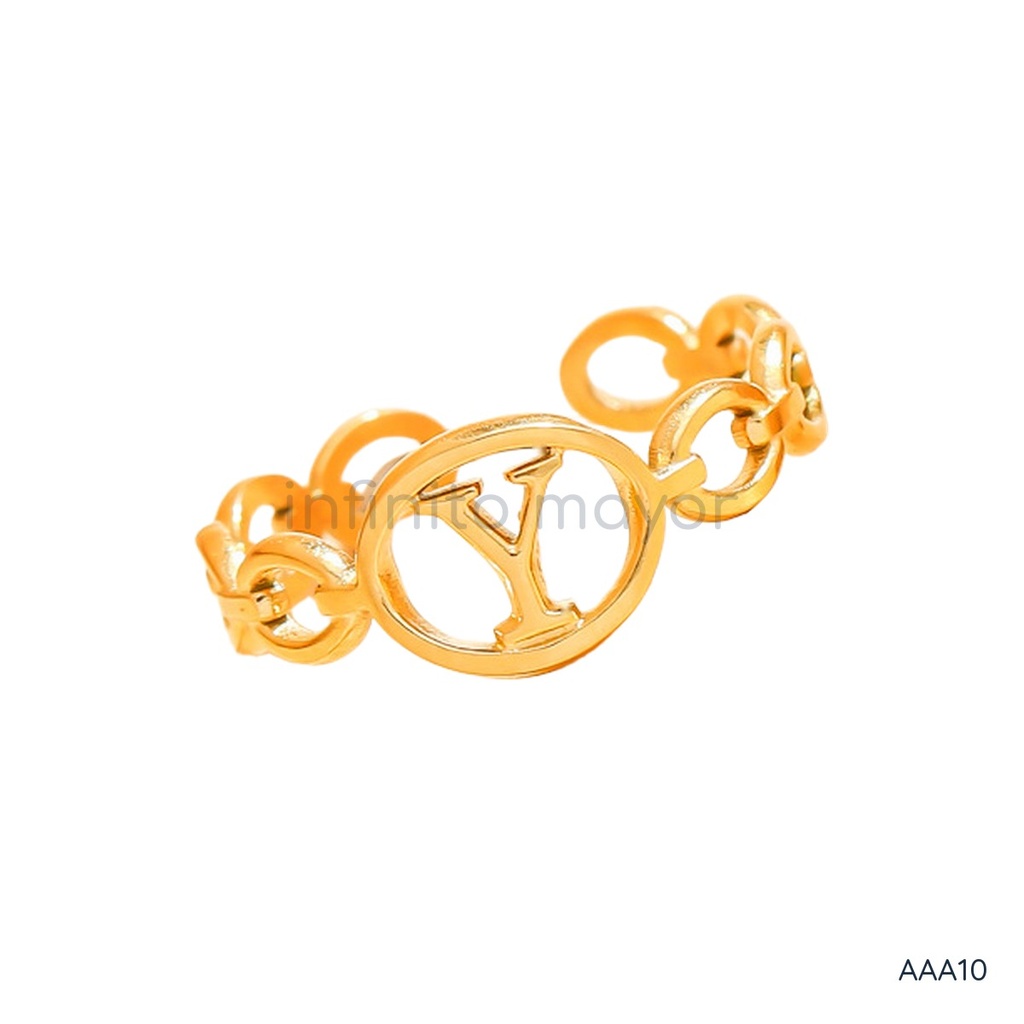 Anillo dorado fino y abierto, diseño de banda de eslabones con medallón ovalado calado y letra Y central, acabado liso y brillante